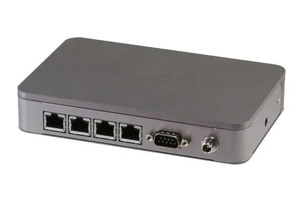 Máy tính công nghiệp không quạt AAEON BOXER-6404 mặt trước với bốn cổng LAN và một cổng COM