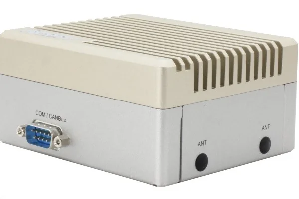 Máy tính AI biên AAEON BOXER-8621AI mặt sau với cổng COM CANBus và lỗ ăng-ten
