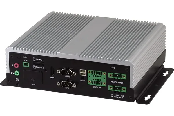 Mặt sau AAEON VPC-5600S với cổng CAN, hai khe SIM, HDMI, hai cổng COM, khối DIO, remote power và đầu nguồn DC 10-36V
