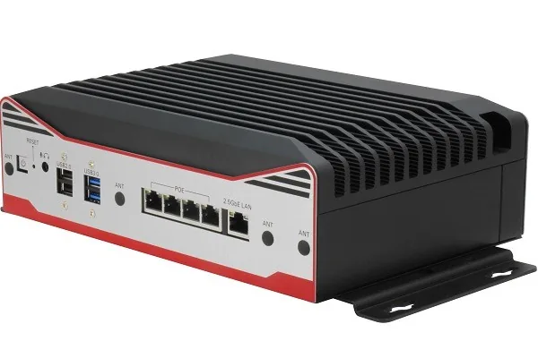 AAEON VPC-5640S nhìn mặt trước với bốn cổng PoE 2.5GbE, một cổng 2.5GbE LAN, cổng USB và nút reset