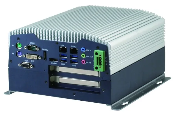 Máy tính nhúng AAEON AEC-6877 vỏ nhôm bạc, mặt trước có hai khe cắm card mở rộng, cổng VGA, DVI, DisplayPort và cầu đấu nguồn