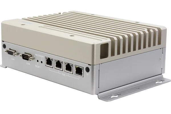 Máy tính AI AAEON BOXER-8640AI nhìn nghiêng, mặt trước có cổng CAN, COM, nút recovery, reset và bốn cổng LAN PoE