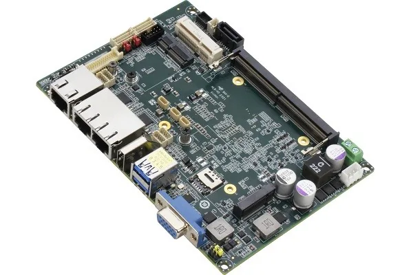 Bo mạch GENE-ADN6 của AAEON nhìn nghiêng, cổng VGA, ba LAN, USB và đầu nối nguồn Phoenix xanh
