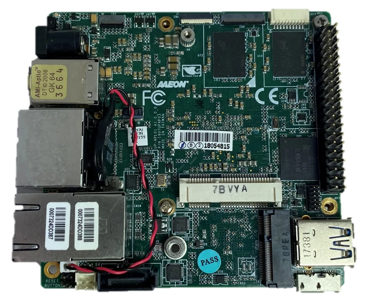 Bo mạch UP Squared của AAEON nhìn từ trên, thấy hai cổng LAN, cổng HDMI, DisplayPort và hàng chân 40 pin