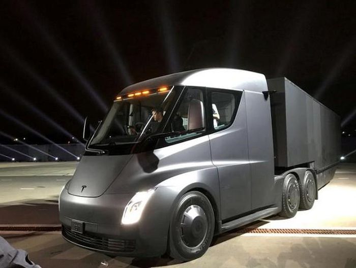Xe tải điện của Tesla ra mắt
